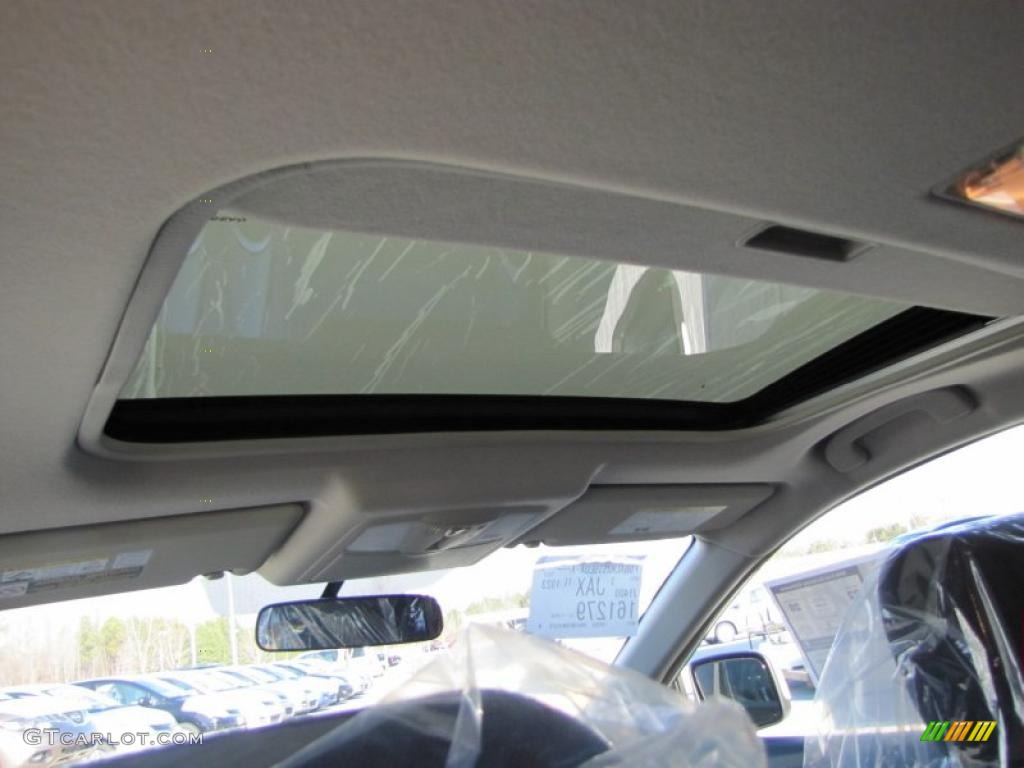 2011 Rogue SV - Pearl White / Black photo #12