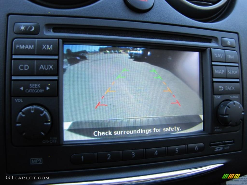 2011 Rogue SV - Pearl White / Black photo #15