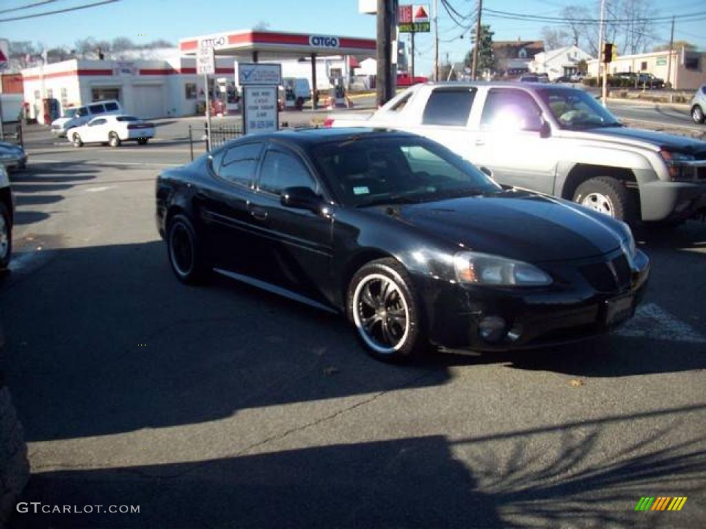 2005 Grand Prix Sedan - Black / Ebony/Dark Pewter photo #3