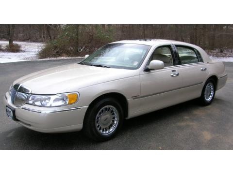 2000 Lincoln Town Car Cartier Data, Info and Specs