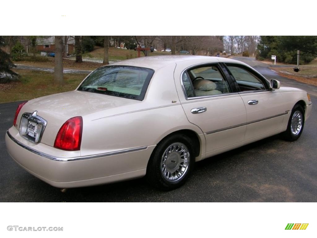 Ivory Parchment Pearl Tri Coat 2000 Lincoln Town Car Cartier Exterior Photo #42686855