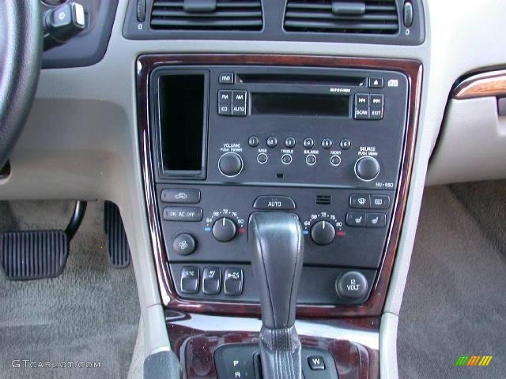 2005 Volvo S60 2.5T Controls Photo #42696567
