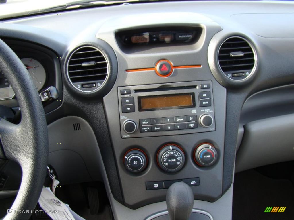 2007 Kia Rondo LX Controls Photo #42696915
