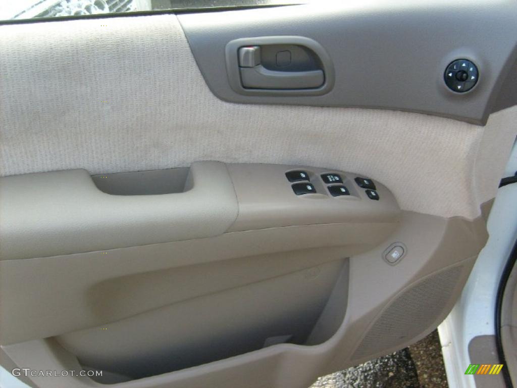 2007 Sedona LX - White / Beige photo #10