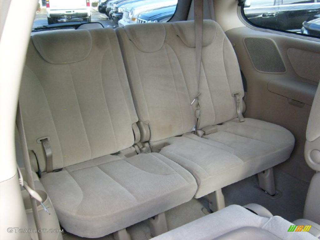 2007 Sedona LX - White / Beige photo #15
