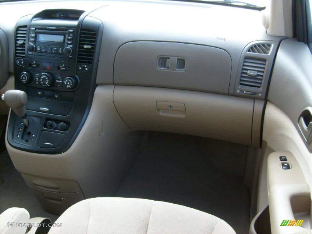 2007 Sedona LX - White / Beige photo #16