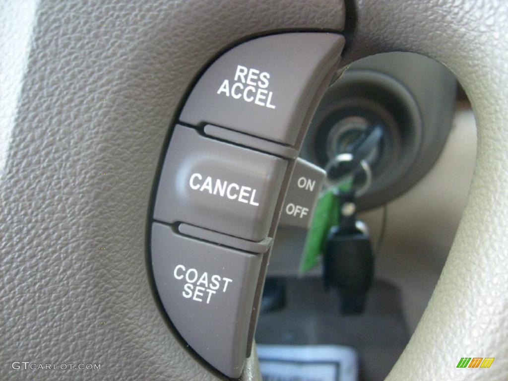 2007 Sedona LX - White / Beige photo #21