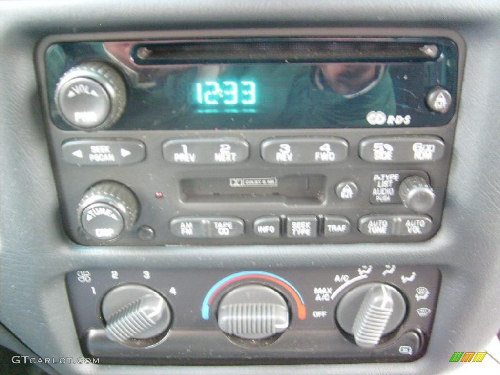 2002 GMC Sonoma SLS Crew Cab 4x4 Controls Photo #42795057