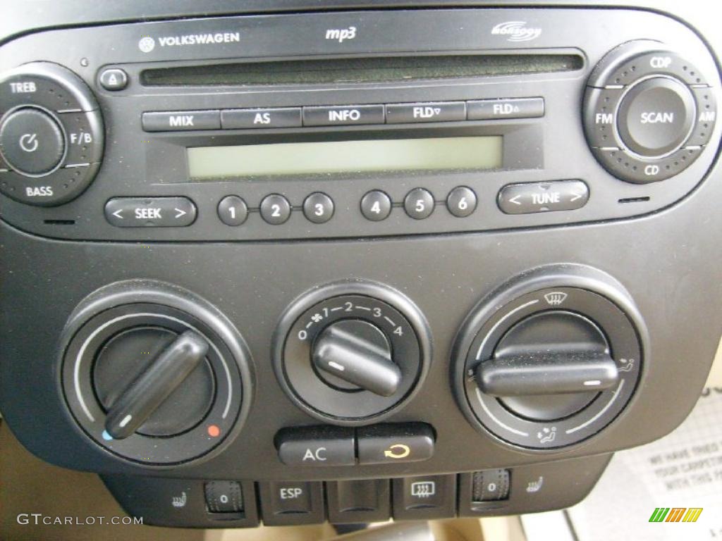 2007 Volkswagen New Beetle 2.5 Convertible Controls Photo #42801473