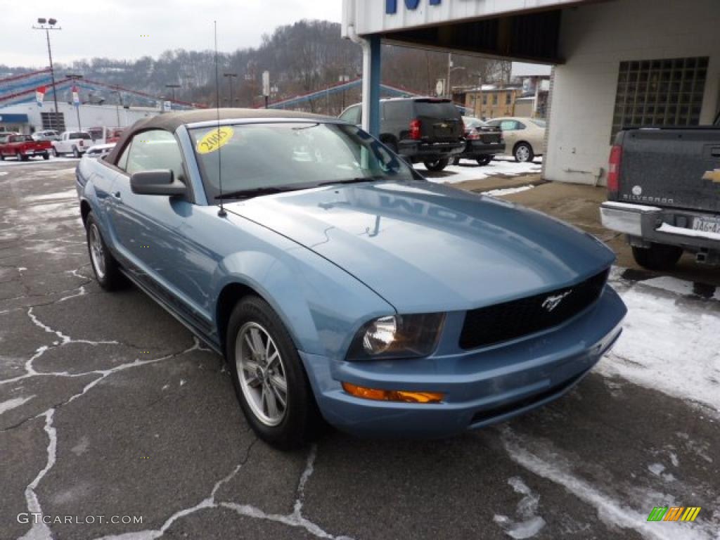 2005 Mustang V6 Deluxe Convertible - Windveil Blue Metallic / Dark Charcoal photo #3