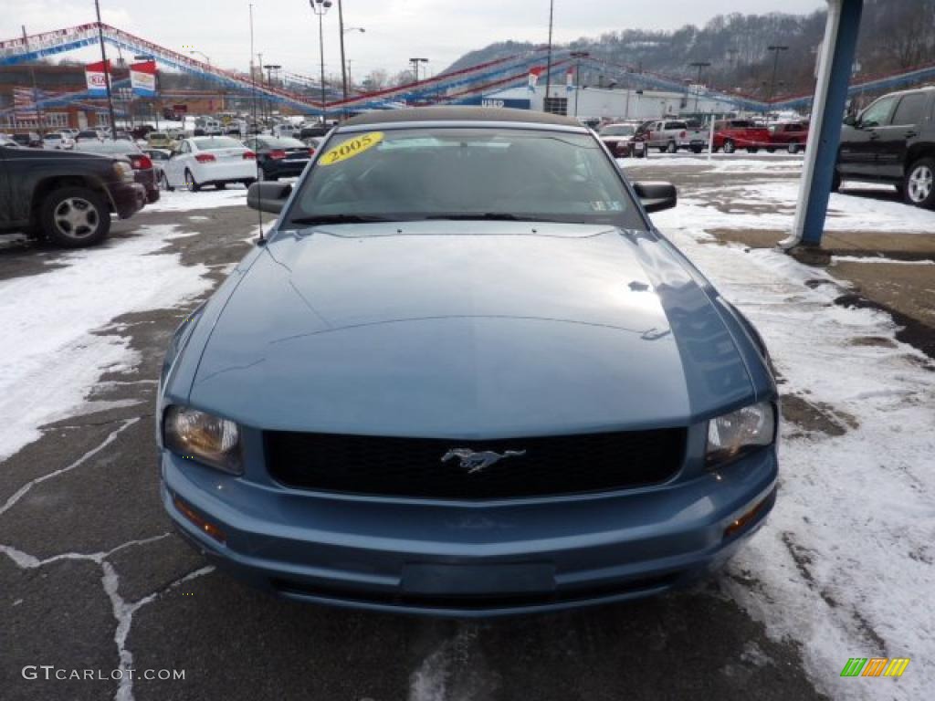 2005 Mustang V6 Deluxe Convertible - Windveil Blue Metallic / Dark Charcoal photo #4