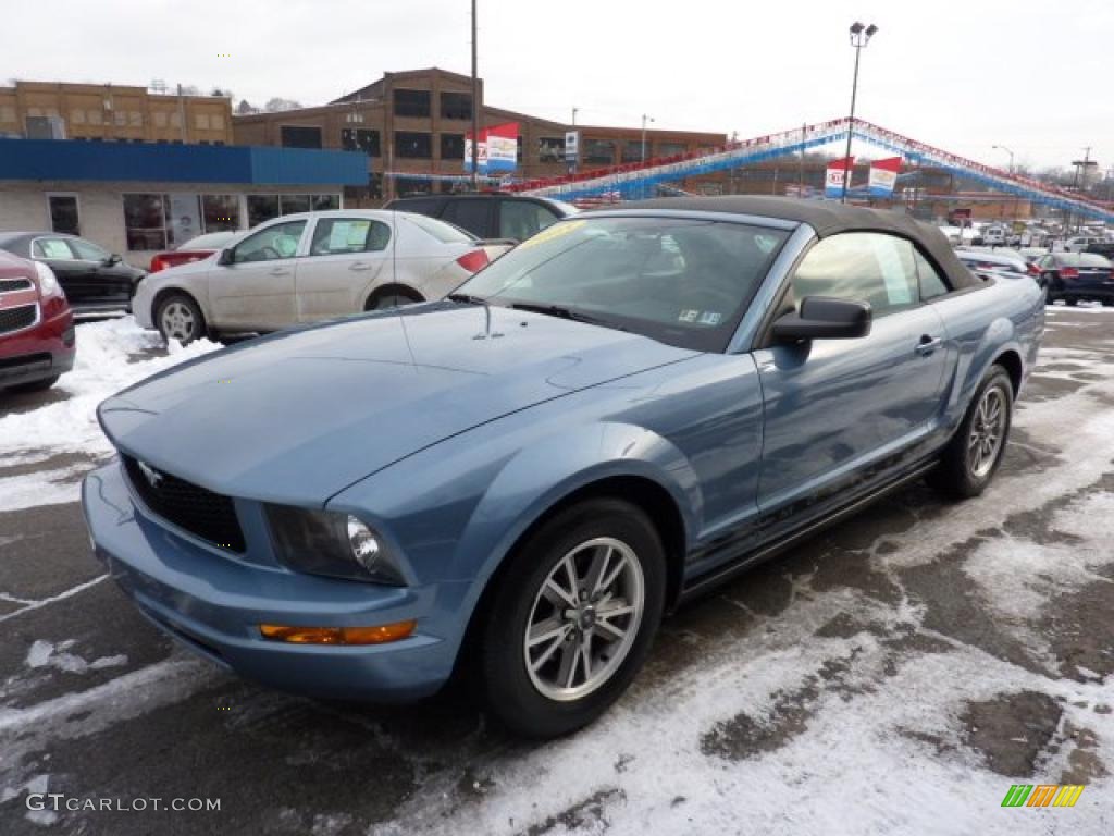 2005 Mustang V6 Deluxe Convertible - Windveil Blue Metallic / Dark Charcoal photo #5