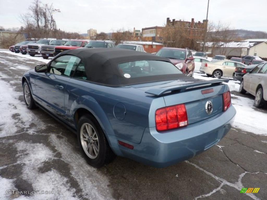 2005 Mustang V6 Deluxe Convertible - Windveil Blue Metallic / Dark Charcoal photo #8