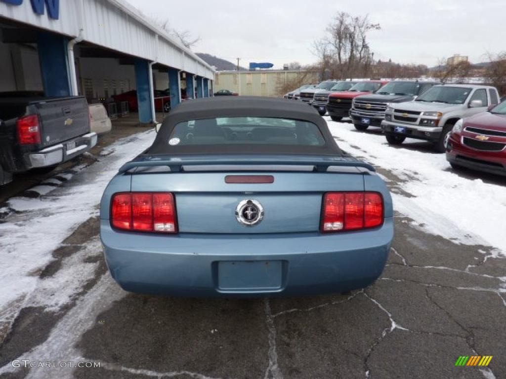 2005 Mustang V6 Deluxe Convertible - Windveil Blue Metallic / Dark Charcoal photo #9