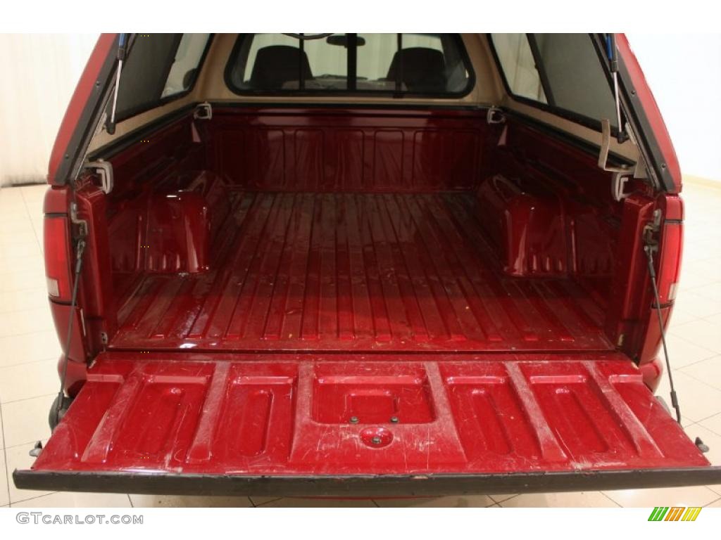 2002 Sonoma SL Regular Cab - Cherry Red Metallic / Graphite photo #12