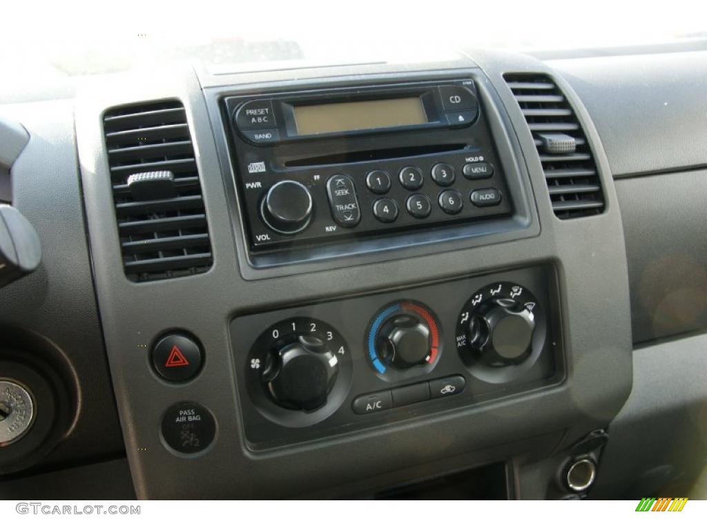 2005 Nissan Frontier SE King Cab 4x4 Controls Photo #42818638