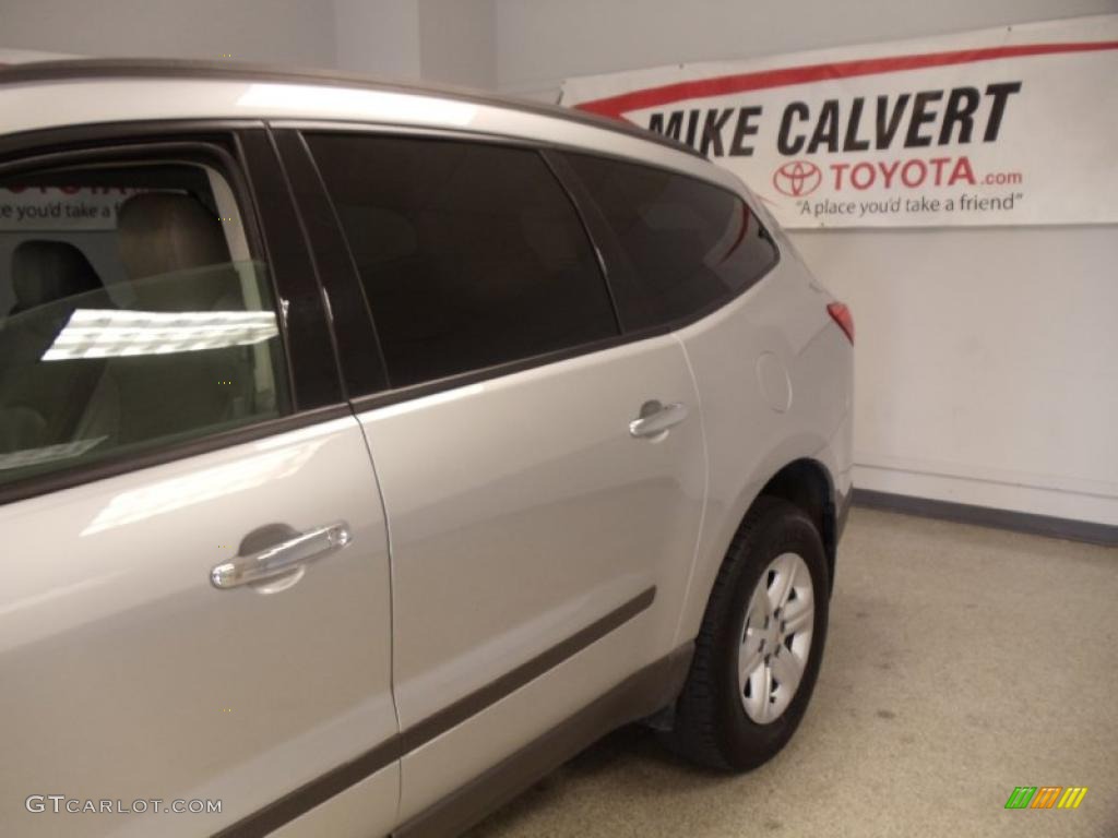 2009 Traverse LS - Silver Ice Metallic / Dark Gray/Light Gray photo #7