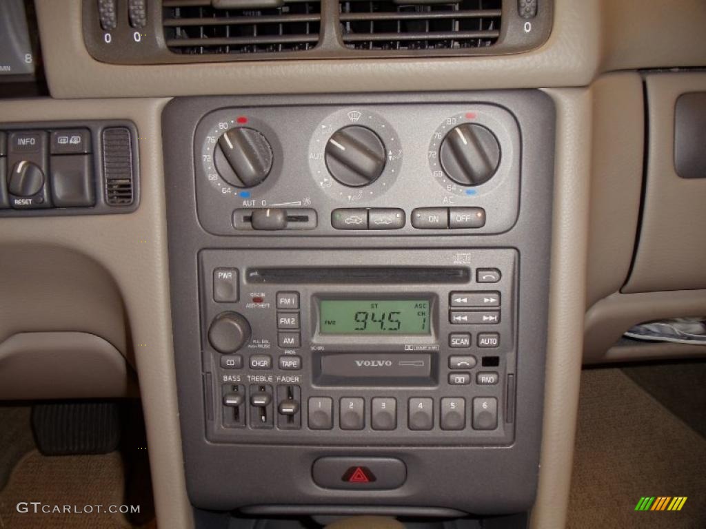 2000 Volvo V70 XC AWD Controls Photos