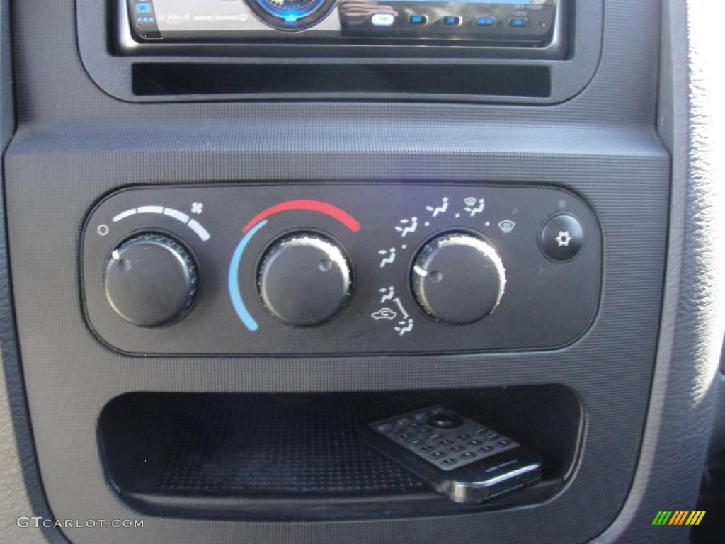 2004 Dodge Ram 1500 ST Regular Cab Controls Photo #42854774