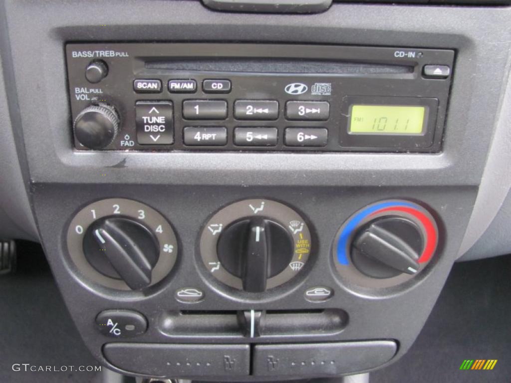 2003 Hyundai Accent GL Sedan Controls Photo #42863194