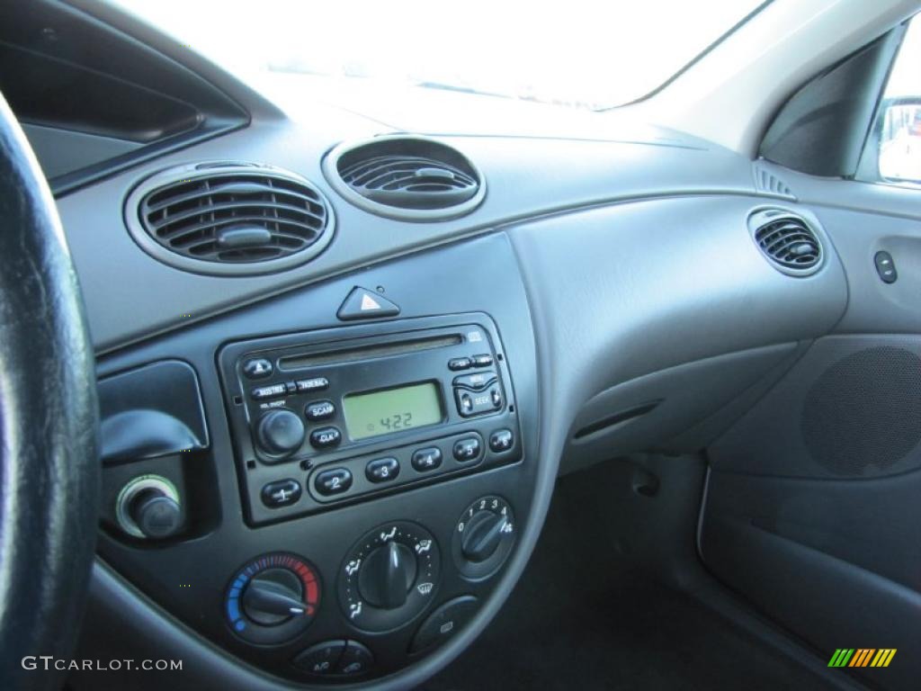 2001 Ford Focus SE Sedan Medium Graphite Grey Dashboard Photo #42870950