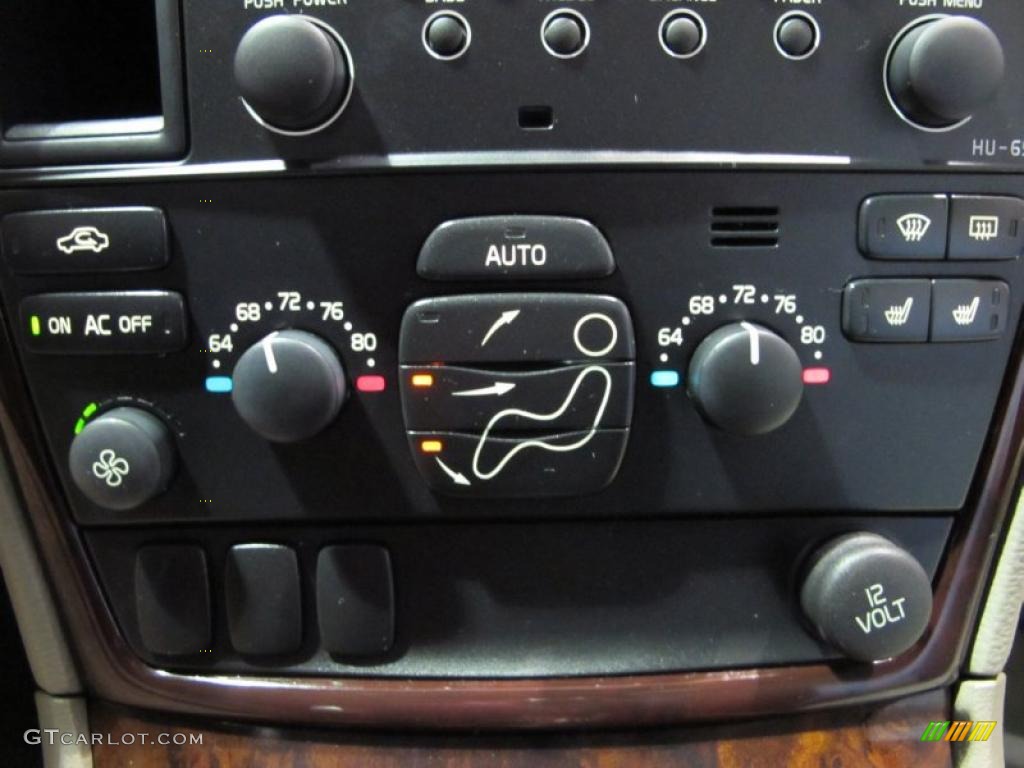 2007 Volvo V70 2.5T Controls Photo #42882604