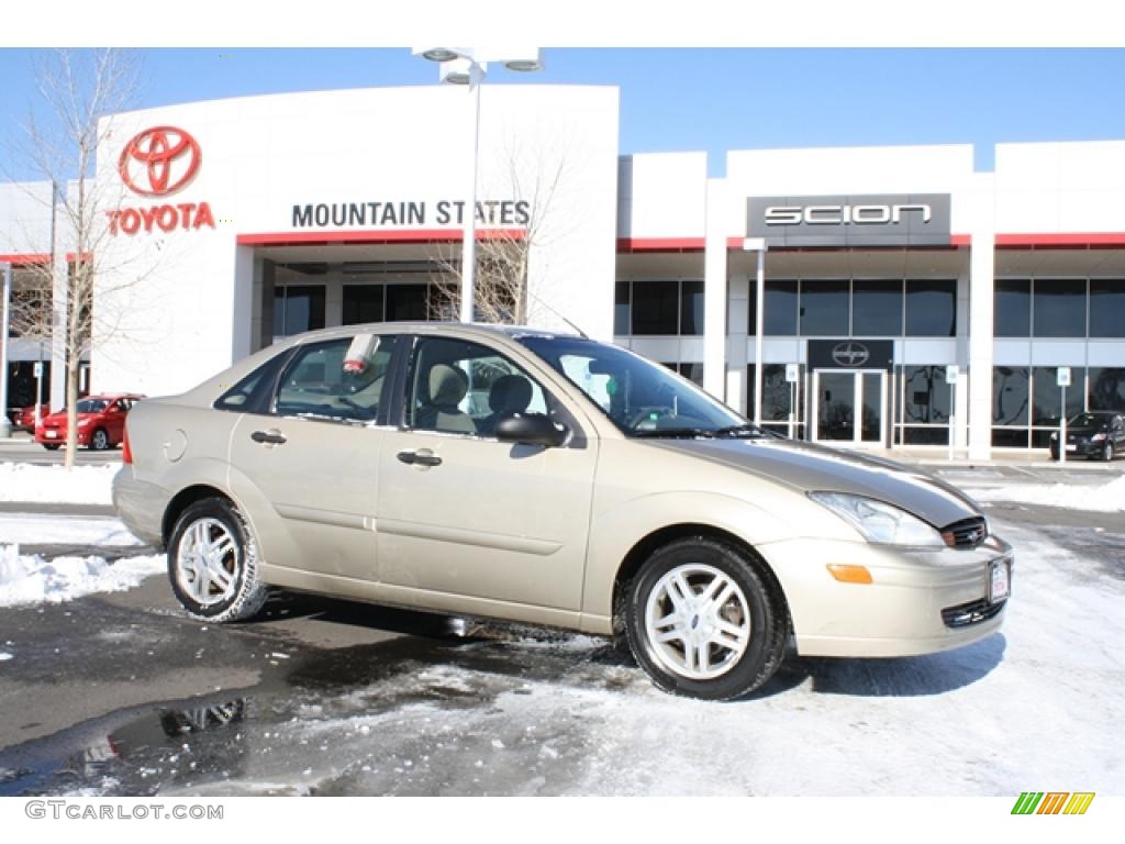 2000 Focus SE Sedan - Fort Knox Gold Metallic / Medium Parchment photo #1