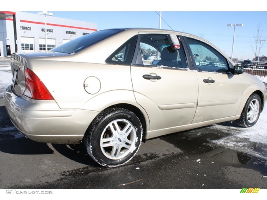 2000 Focus SE Sedan - Fort Knox Gold Metallic / Medium Parchment photo #2