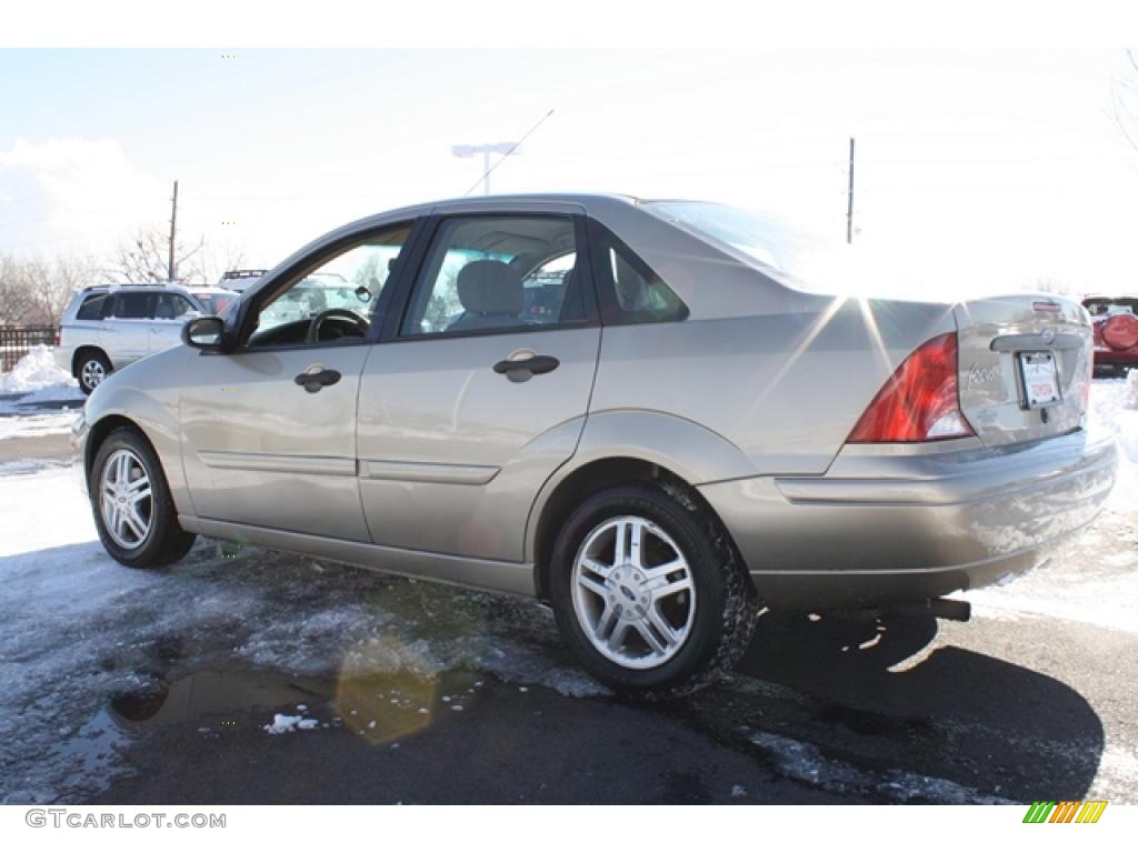 2000 Focus SE Sedan - Fort Knox Gold Metallic / Medium Parchment photo #4
