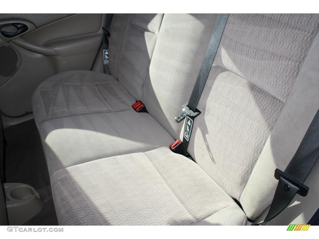 2000 Focus SE Sedan - Fort Knox Gold Metallic / Medium Parchment photo #13