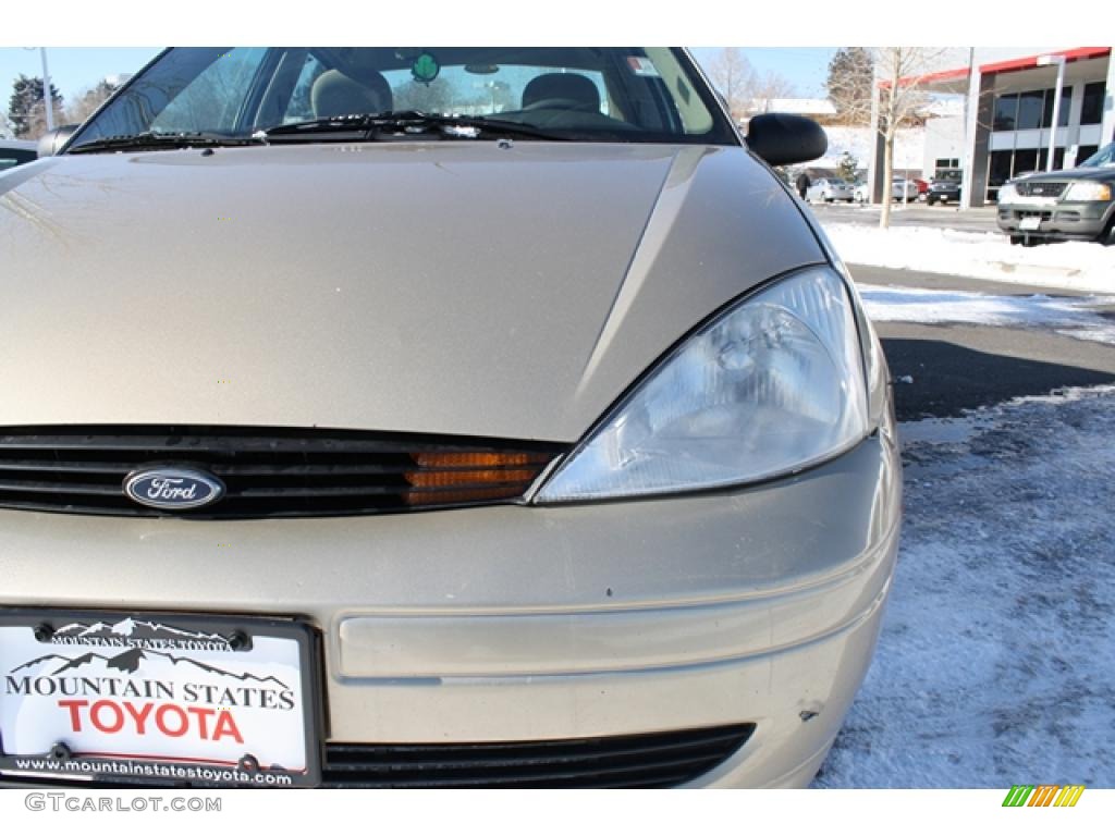 2000 Focus SE Sedan - Fort Knox Gold Metallic / Medium Parchment photo #28