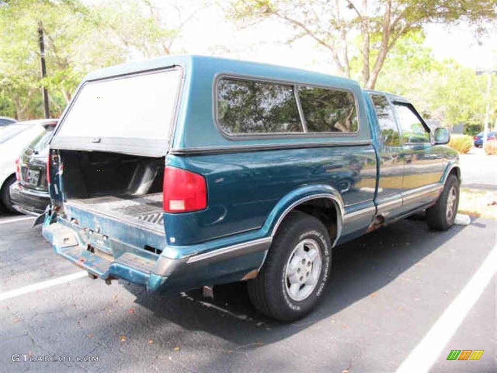 1997 S10 LS Extended Cab 4x4 - Fairway Green Metallic / Graphite photo #2