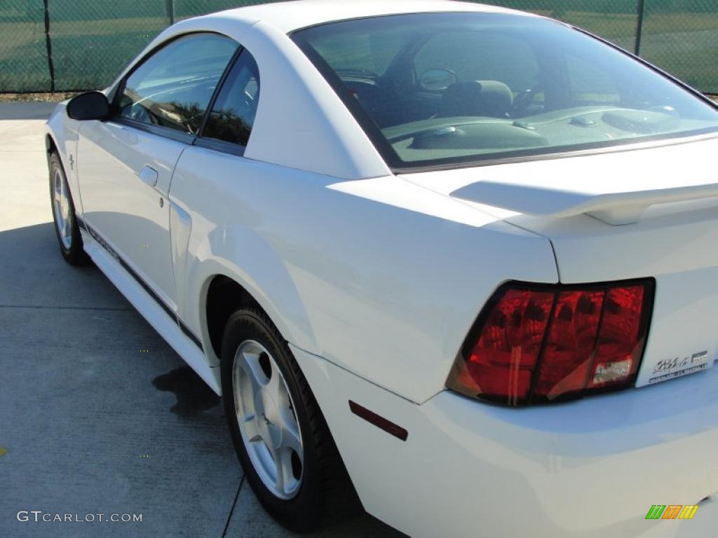 2001 Mustang V6 Coupe - Oxford White / Medium Graphite photo #5