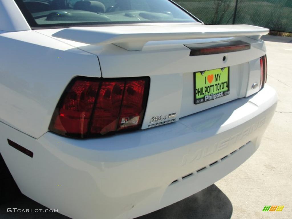 2001 Mustang V6 Coupe - Oxford White / Medium Graphite photo #19