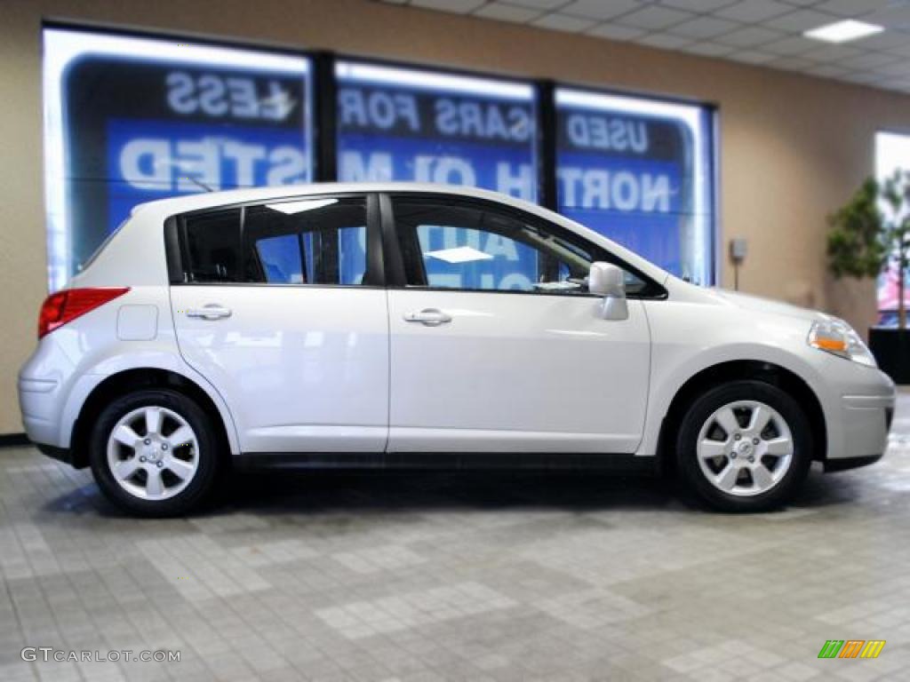 2008 Nissan Versa 1.8 SL Hatchback Exterior Photos