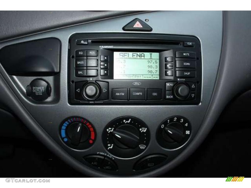 2004 Ford Focus ZX5 Hatchback Controls Photo #42929231