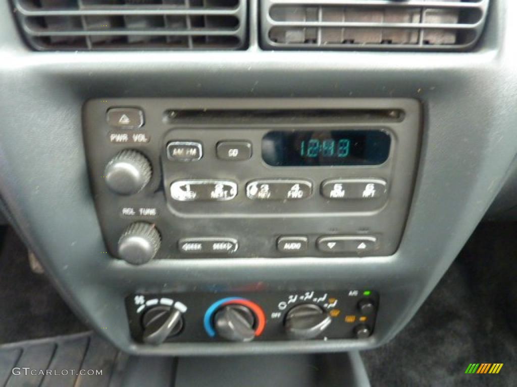 2000 Chevrolet Cavalier LS Sedan Controls Photo #42929379