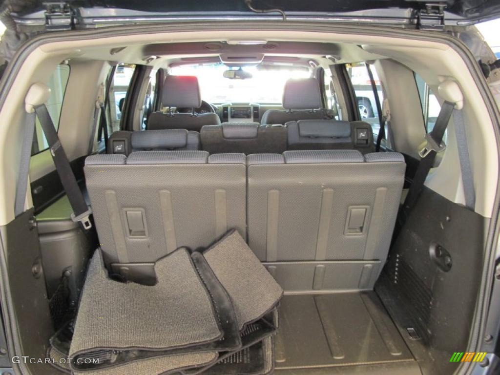 2005 Nissan Pathfinder SE Trunk Photos