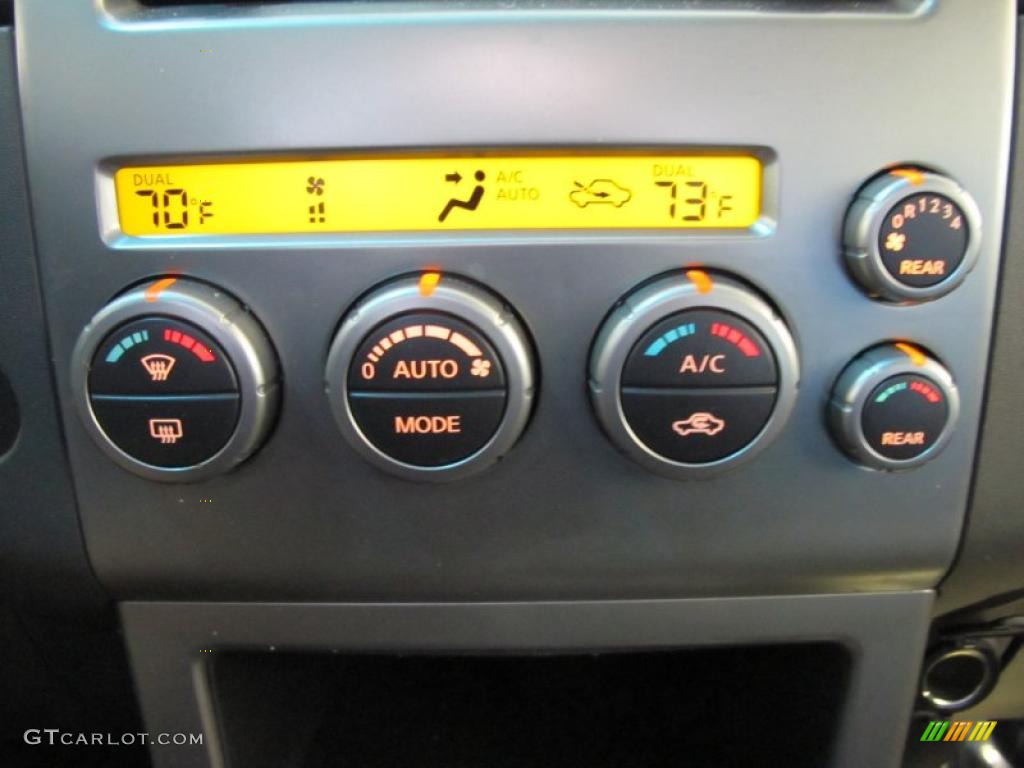 2005 Nissan Pathfinder SE Controls Photo #42932767