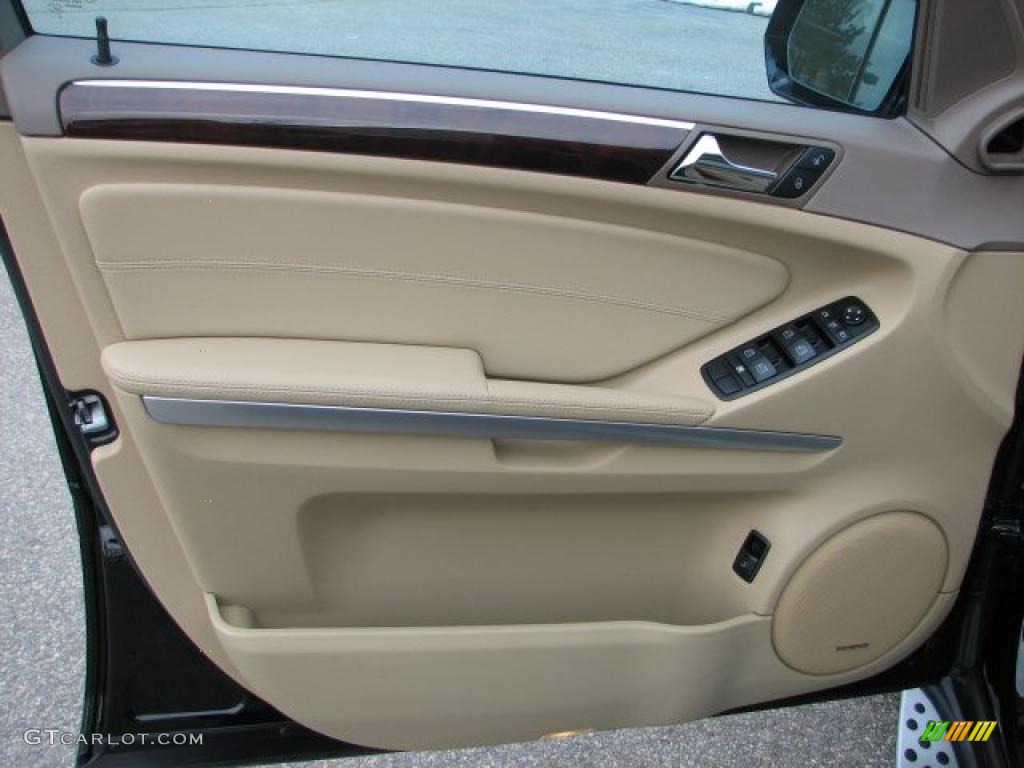 2010 Mercedes-Benz ML 550 4Matic Cashmere Door Panel Photo #42938271