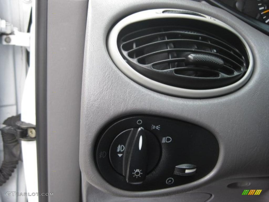 2002 Ford Focus ZTS Sedan Controls Photo #42940163