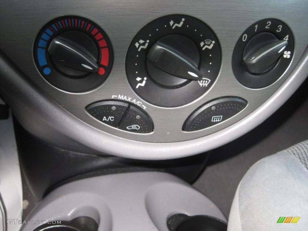 2002 Ford Focus ZTS Sedan Controls Photo #42940231