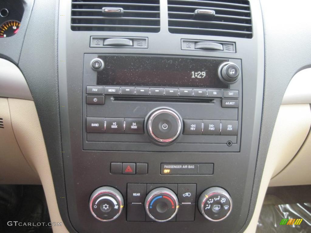 2009 Saturn Outlook XE Controls Photo #42946871