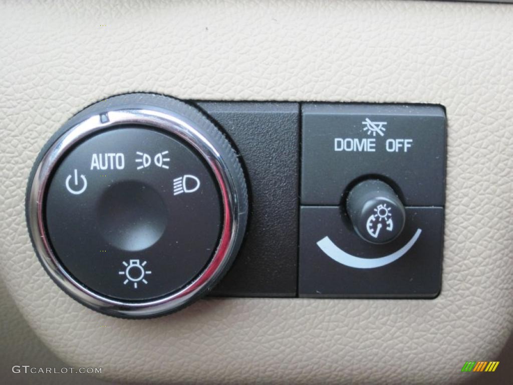 2009 Saturn Outlook XE Controls Photo #42946899