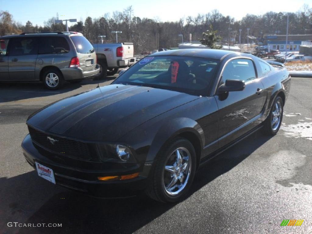 2005 Mustang V6 Deluxe Coupe - Black / Dark Charcoal photo #1
