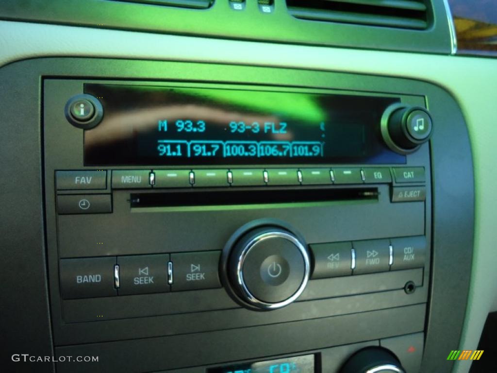 2010 Buick Lucerne CXL Controls Photo #42954655