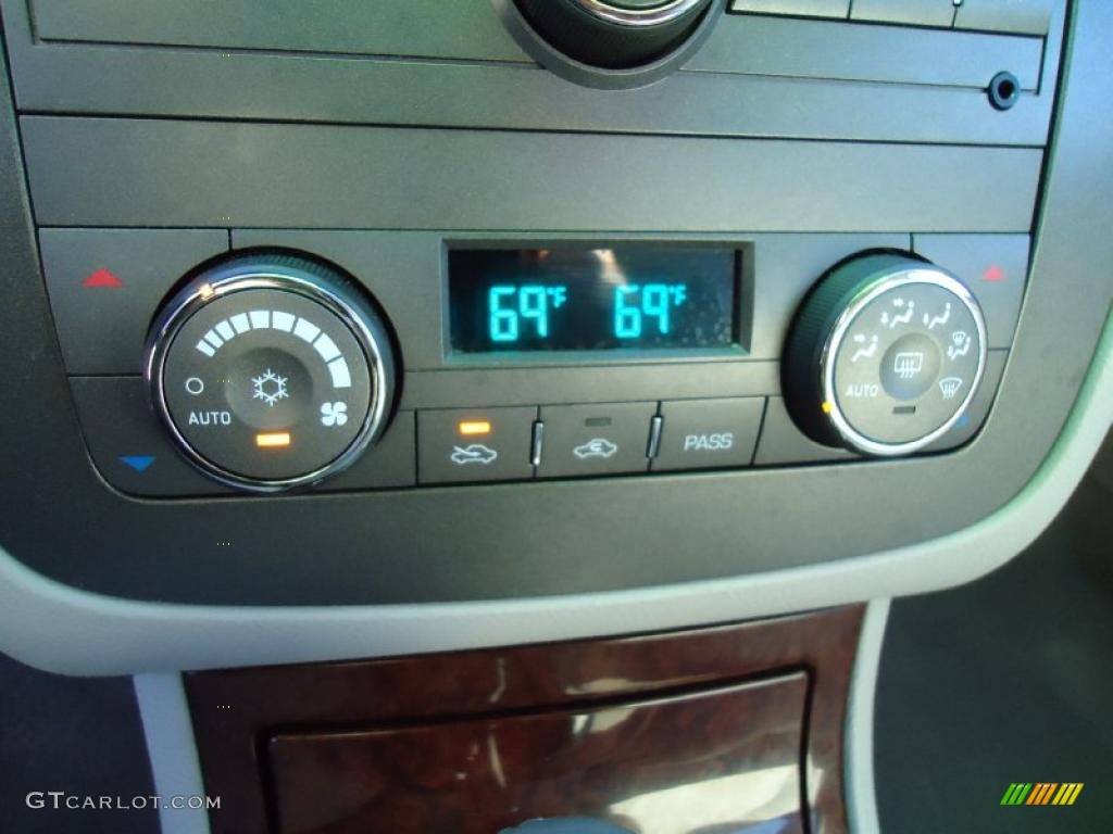 2010 Buick Lucerne CXL Controls Photo #42954675