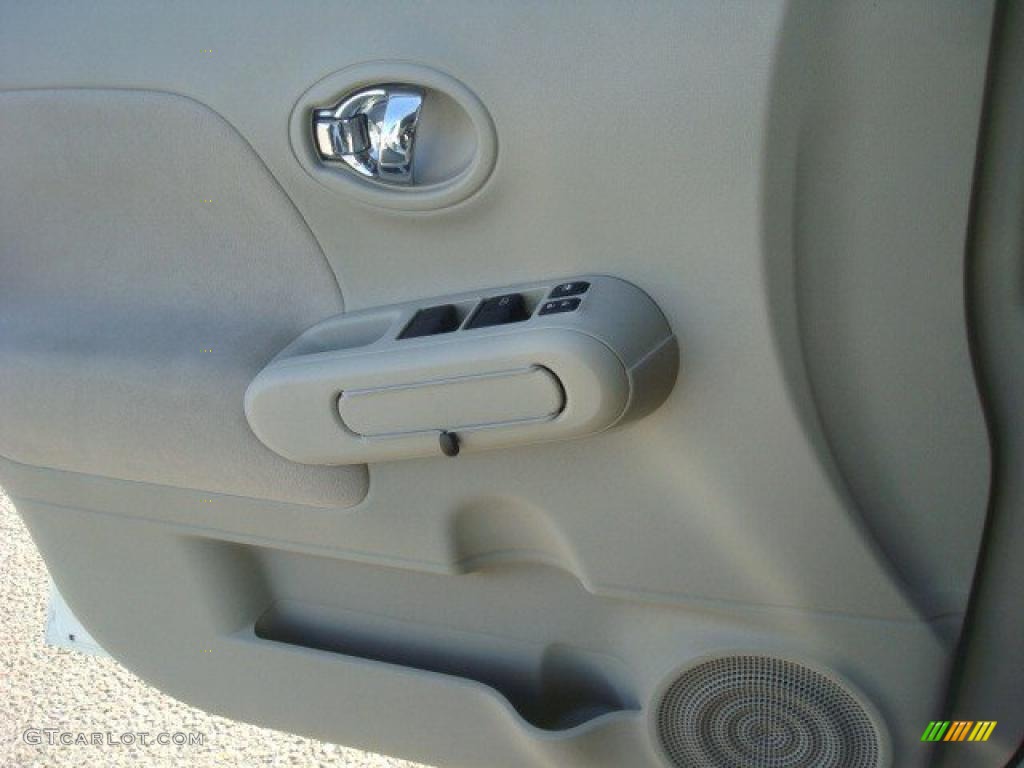2009 Nissan Cube 1.8 SL Light Gray Door Panel Photo #42962687
