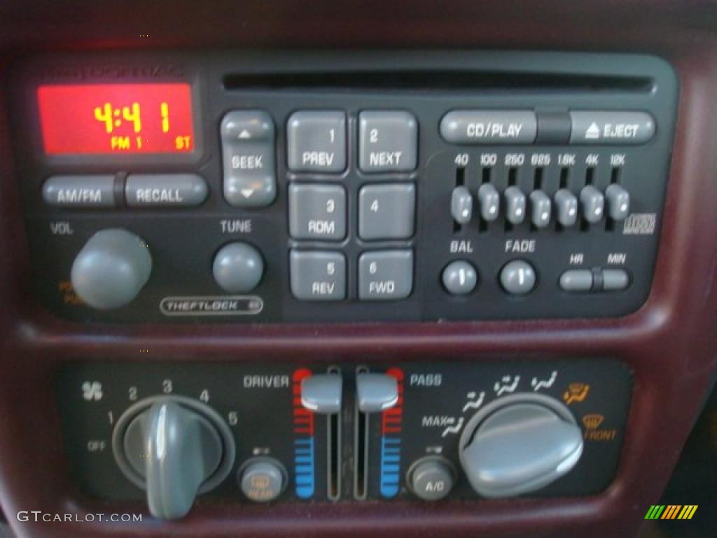 2002 Pontiac Grand Prix GTP Sedan Controls Photo #42975313