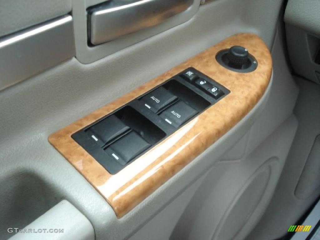 2007 Chrysler Aspen Limited 4WD Controls Photo #42986472